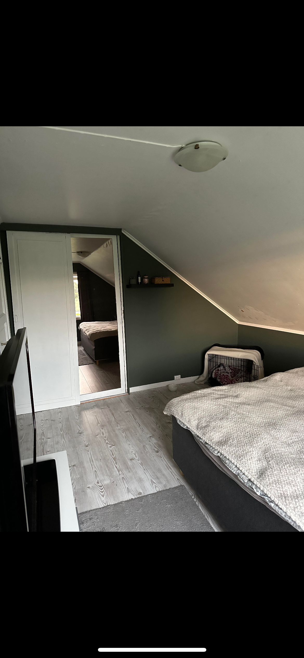 Soverom ned integrert garderobe Galleribilde