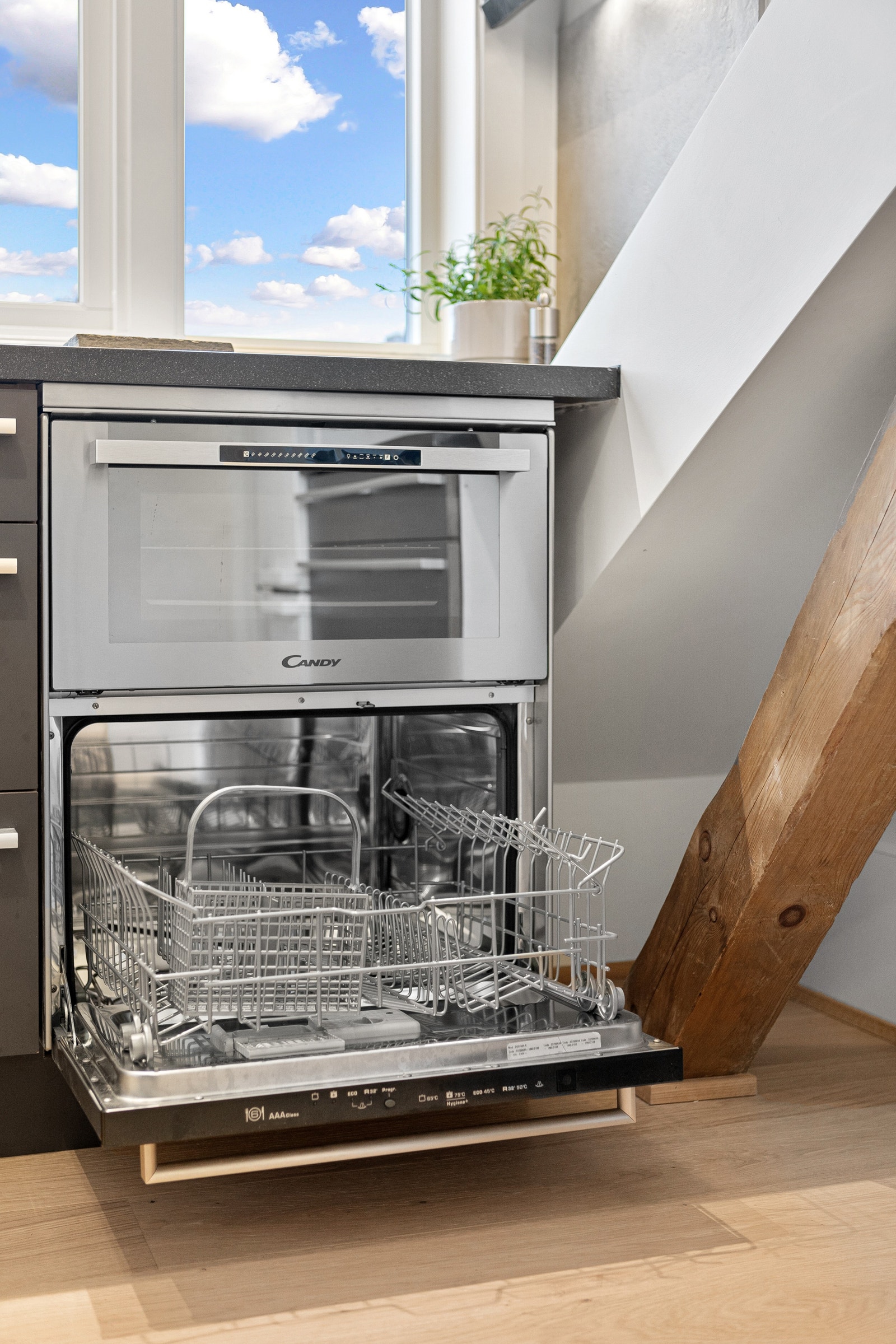 Smart komfyr der øvre del er stekeovn og nedre del er oppvaskmaskin med plass til fire kuverter. Galleribilde