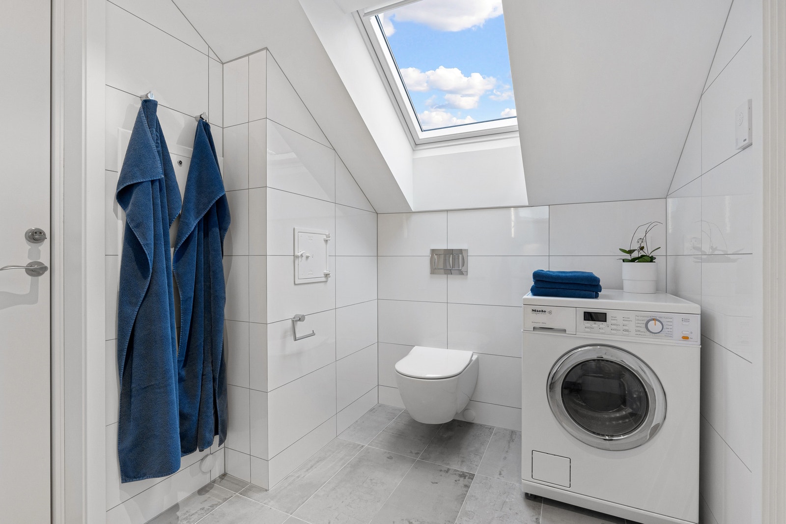 Vask/tørk-kombinasjonsmaskin fra Miele inngår i leien. Sett på klesvasken før jobb og kom hjem til nyvasket og ferdigtørket tøy. Galleribilde
