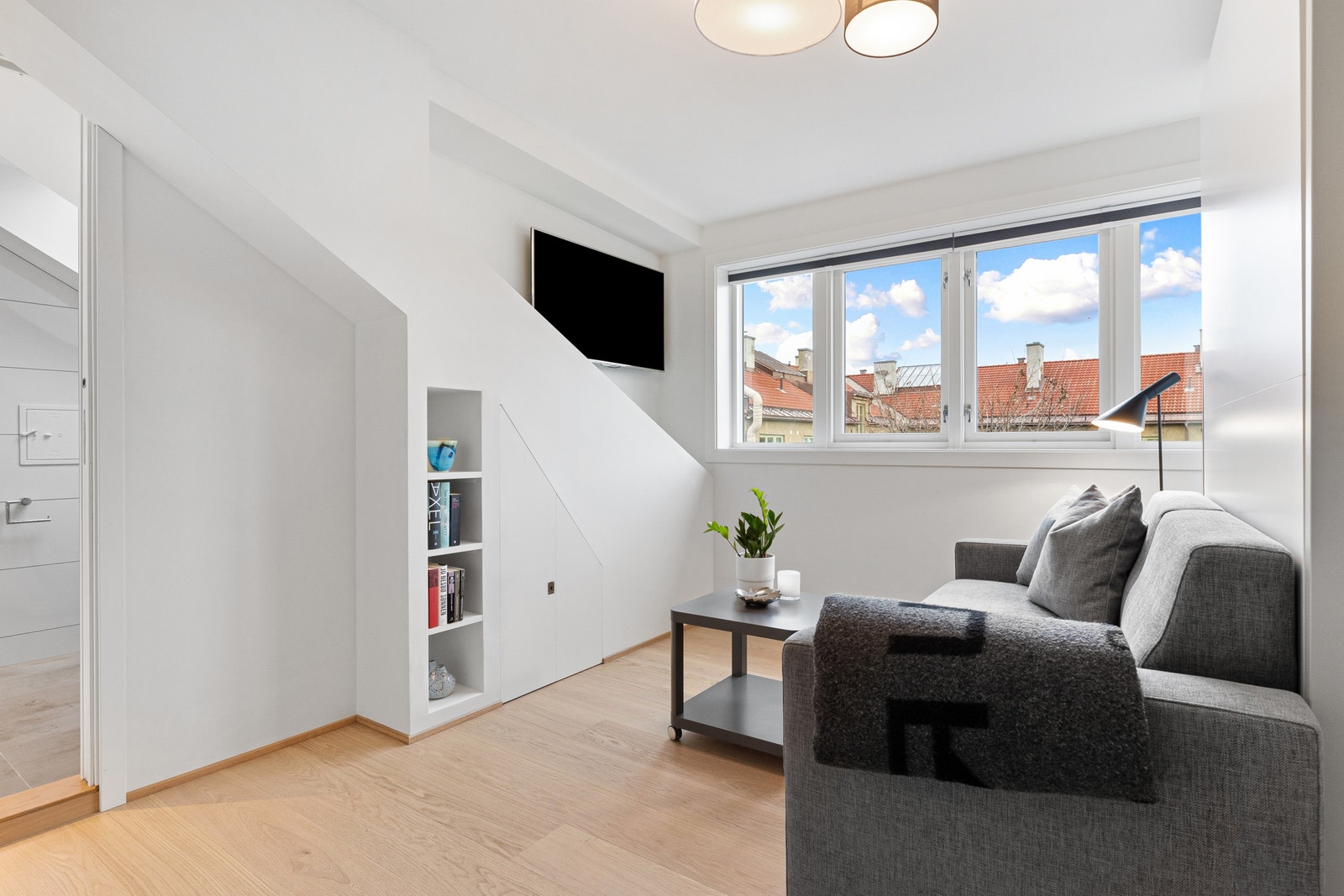 I stue/soverom er det en 46" uttrekbar TV som følger med i leien. Fra stue/soverom er det tilgang til bod/teknisk rom med god lagringsplass til kofferter, vinter-/sommertøy etc Galleribilde