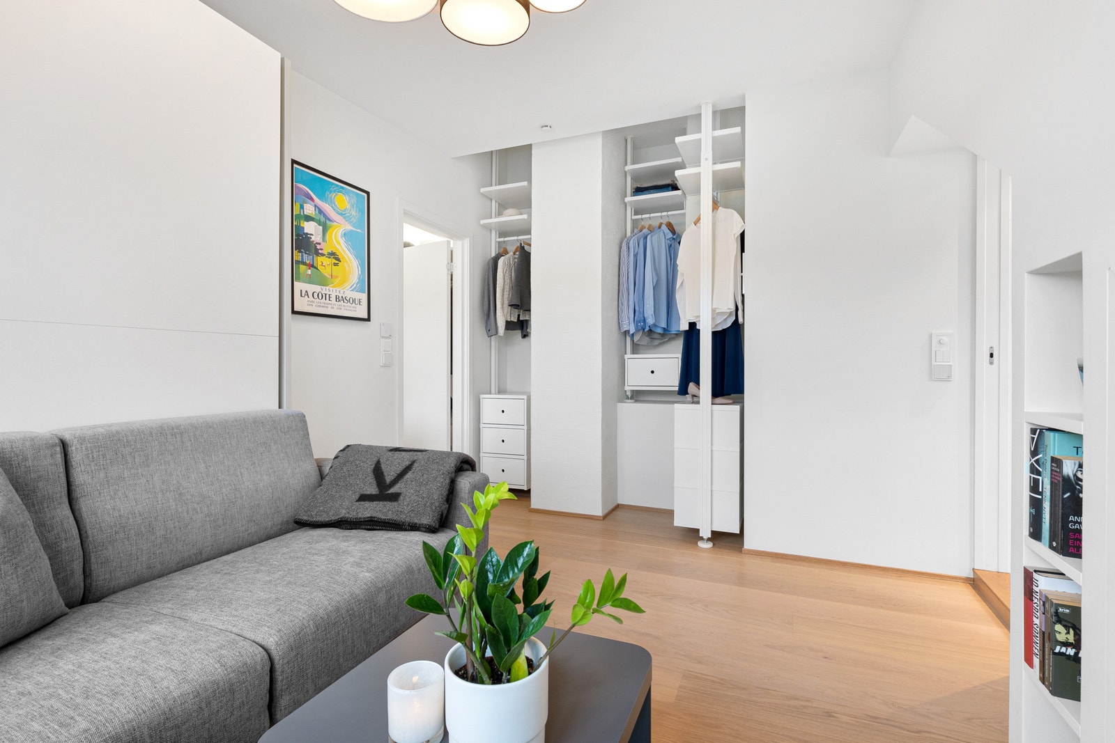 Stue/soverom har enstavs eikeparkett med gulvvarme og smartstyring av varmen. Galleribilde