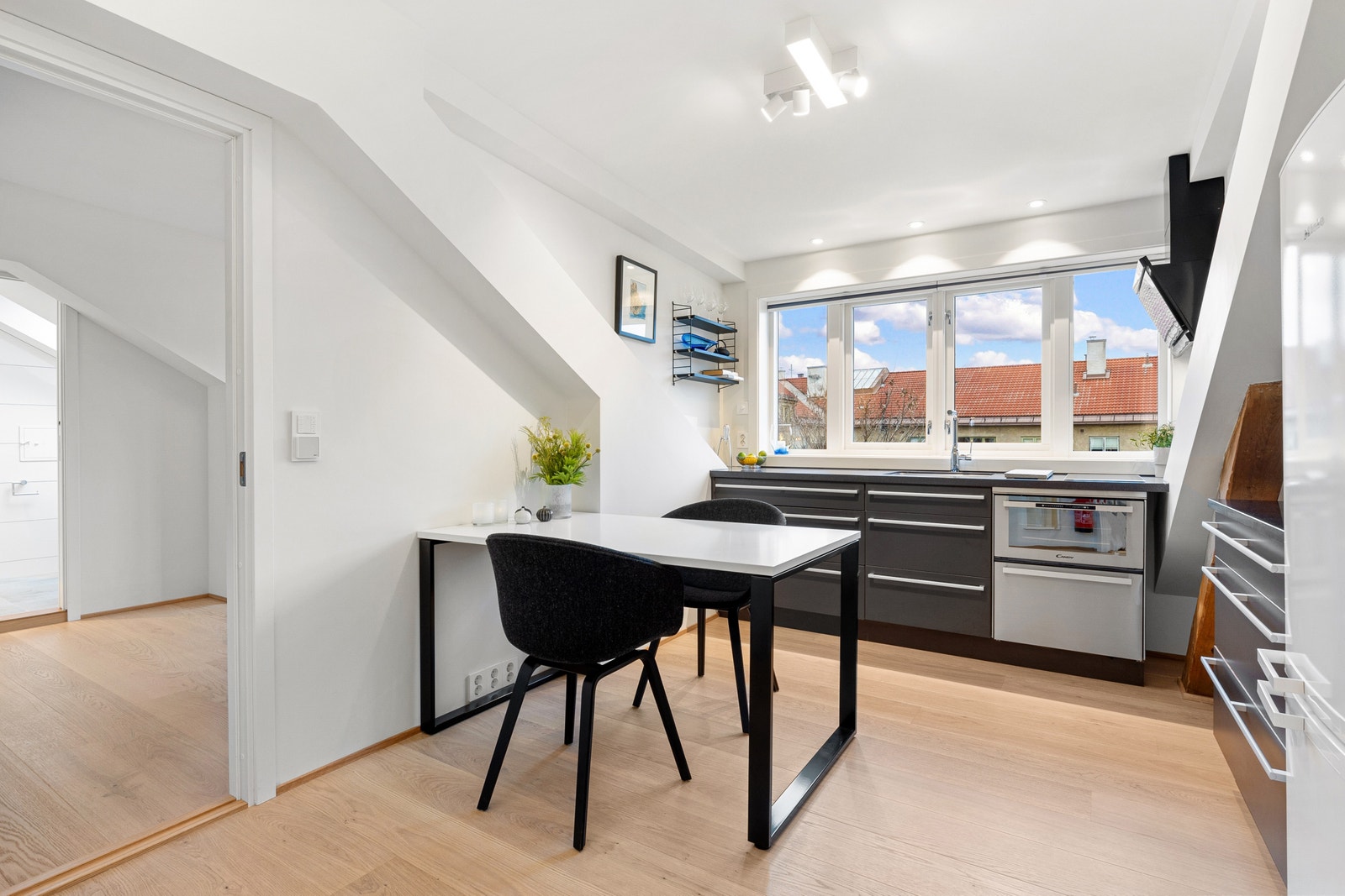 Spiseplassen har to gode stoler fra Hay og det er god plass til fire personer rundt spisebordet med medfølgende klappstoler. God belysning og gode stoler gjør dette rommet til et godt arbeidsrom som kan benyttes til hjemmekontor når det er nødvendig. Galleribilde