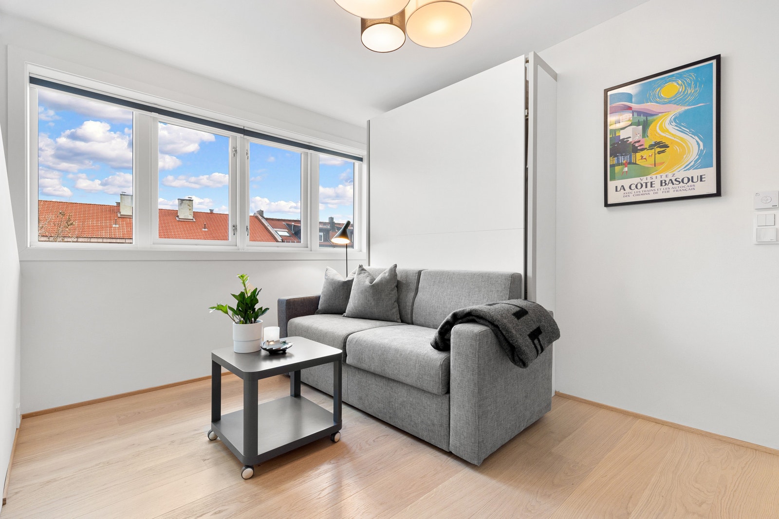 Stuen/soverom er luftig med mye naturlig lys. Galleribilde