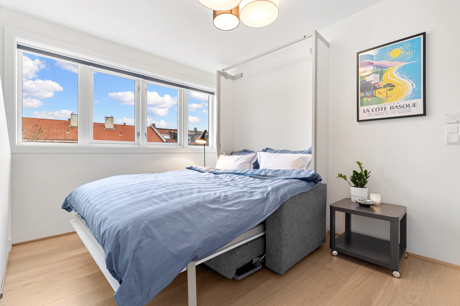 140 cm skapseng med plass til 2 personer. Stue/soverom er romslig, lyst og luftig. Galleribilde