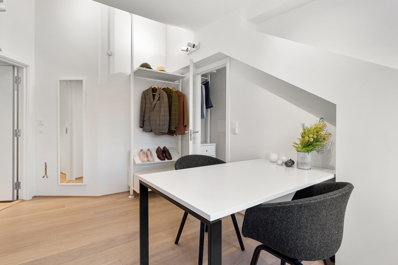 Det romslige kjøkkenet inneholder også garderobeløsning for sko og yttertøy. Dette skjules delvis av døren inn til stue/soverom. Galleribilde