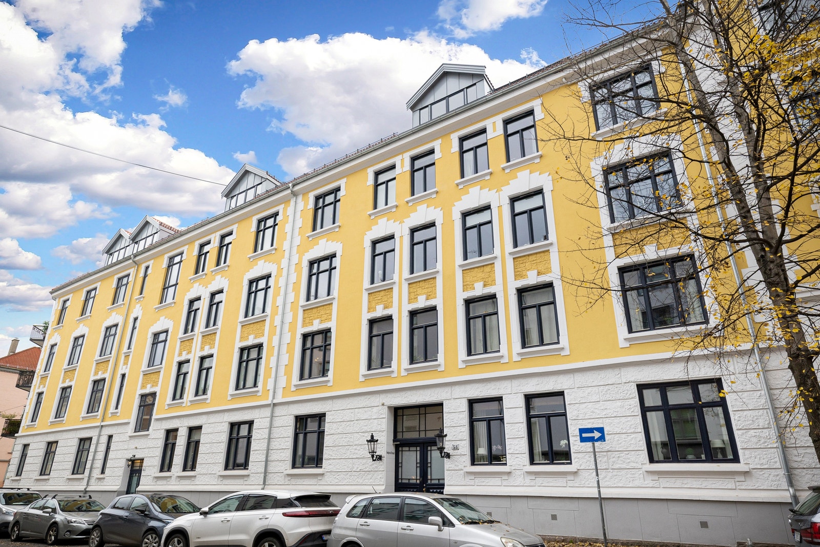 Nylig oppusset fasade med klassiske detaljer. Galleribilde