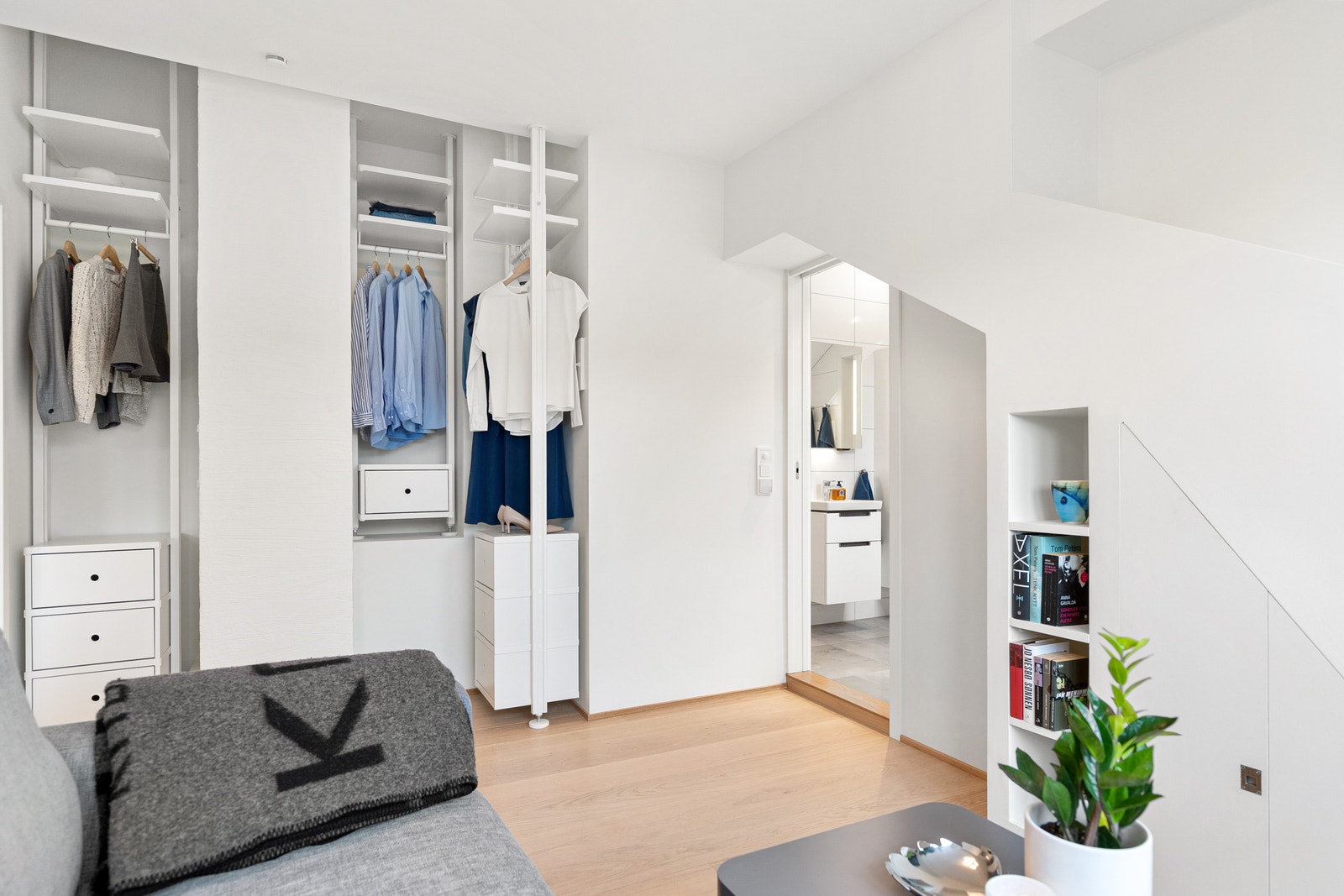 Stue/soverom med lekre designdetaljer og hylleløsning. Galleribilde