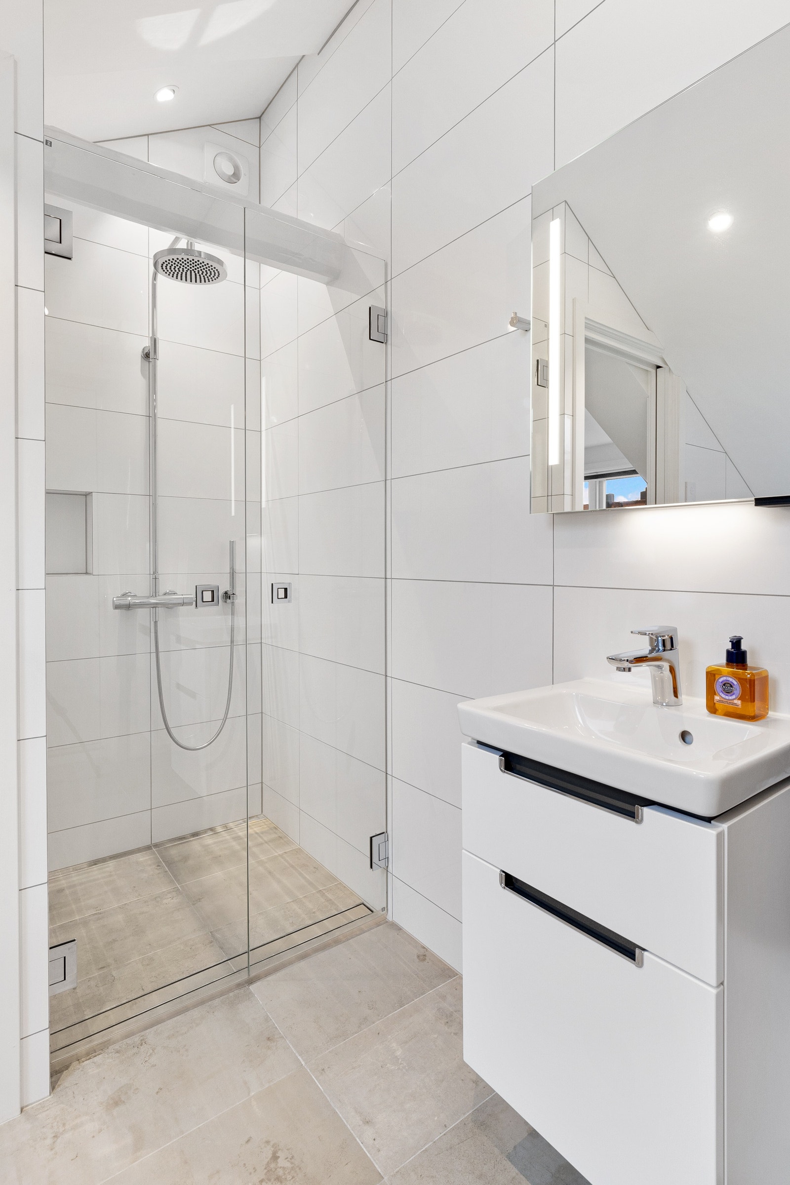 Stor dusjnisje med INR-glassdører og regndusjbatteri fra Dornbracht. Gulvfliser fra Apavisa, flislagt sluk fra purus. Galleribilde