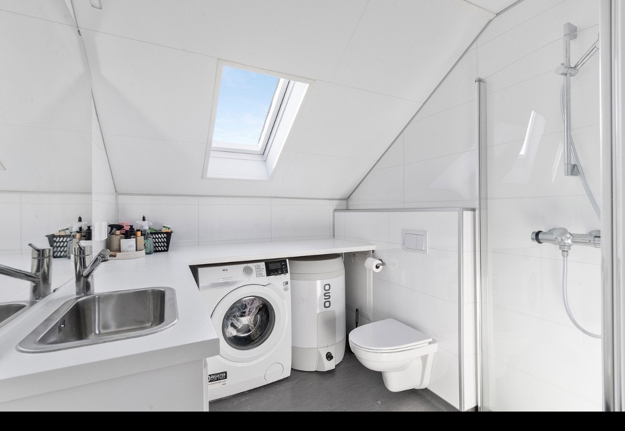 Ny oppusset bad med strålende sollys som kommer inn fra taket. Galleribilde