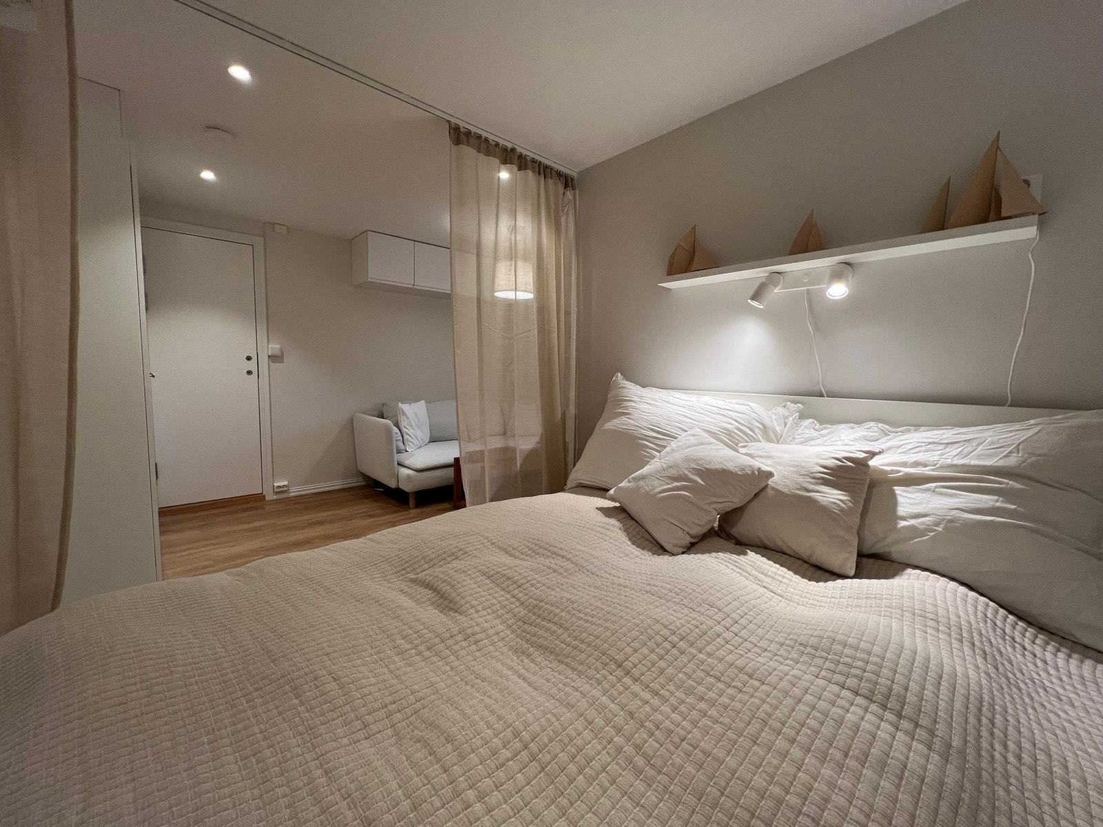 Sovealkove med gardin - oppbevaringssmart 160 cm bred seng medfølger (uten madrass) Galleribilde