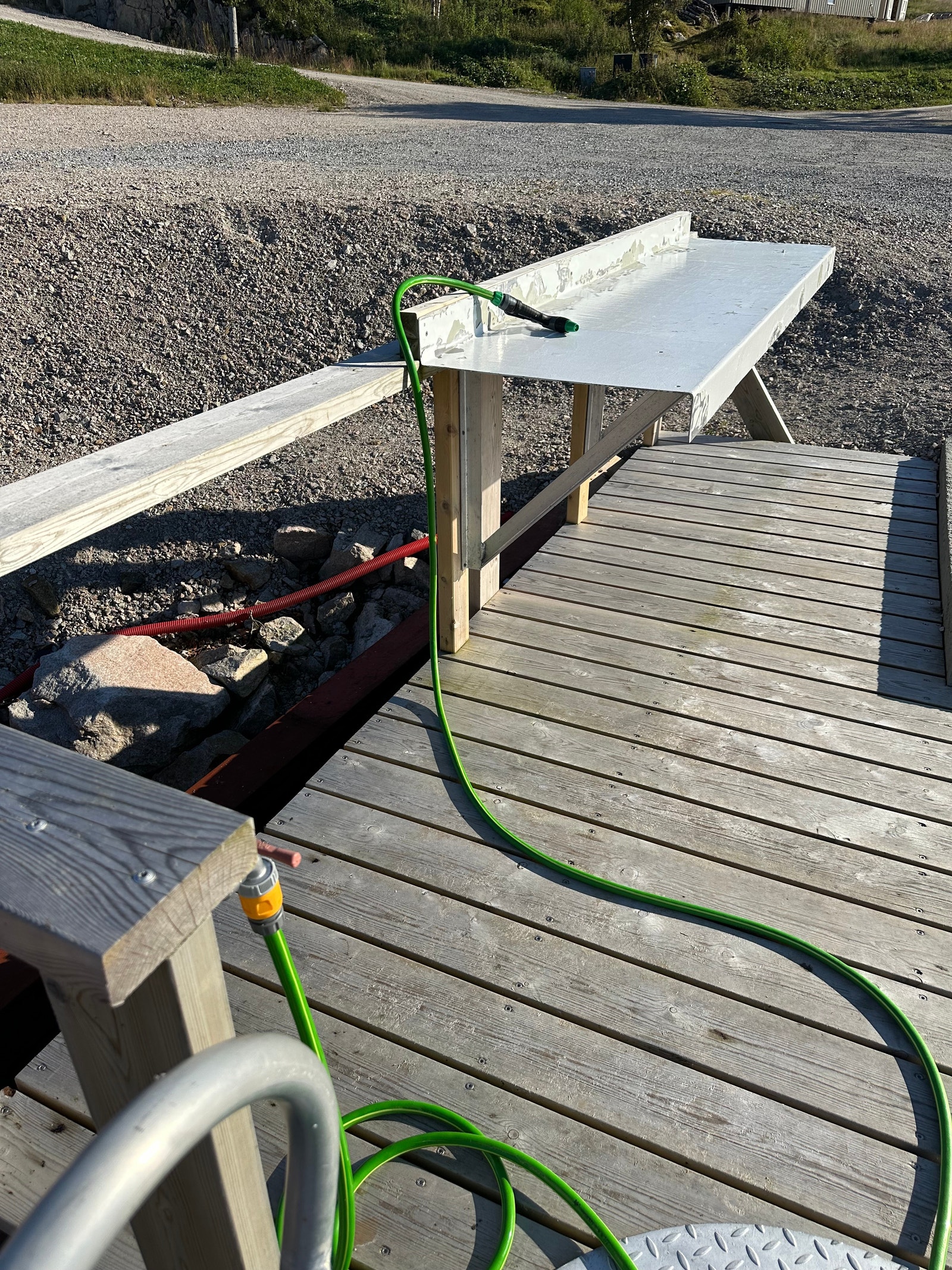 Plass for filetering av fisk, med vann. Galleribilde