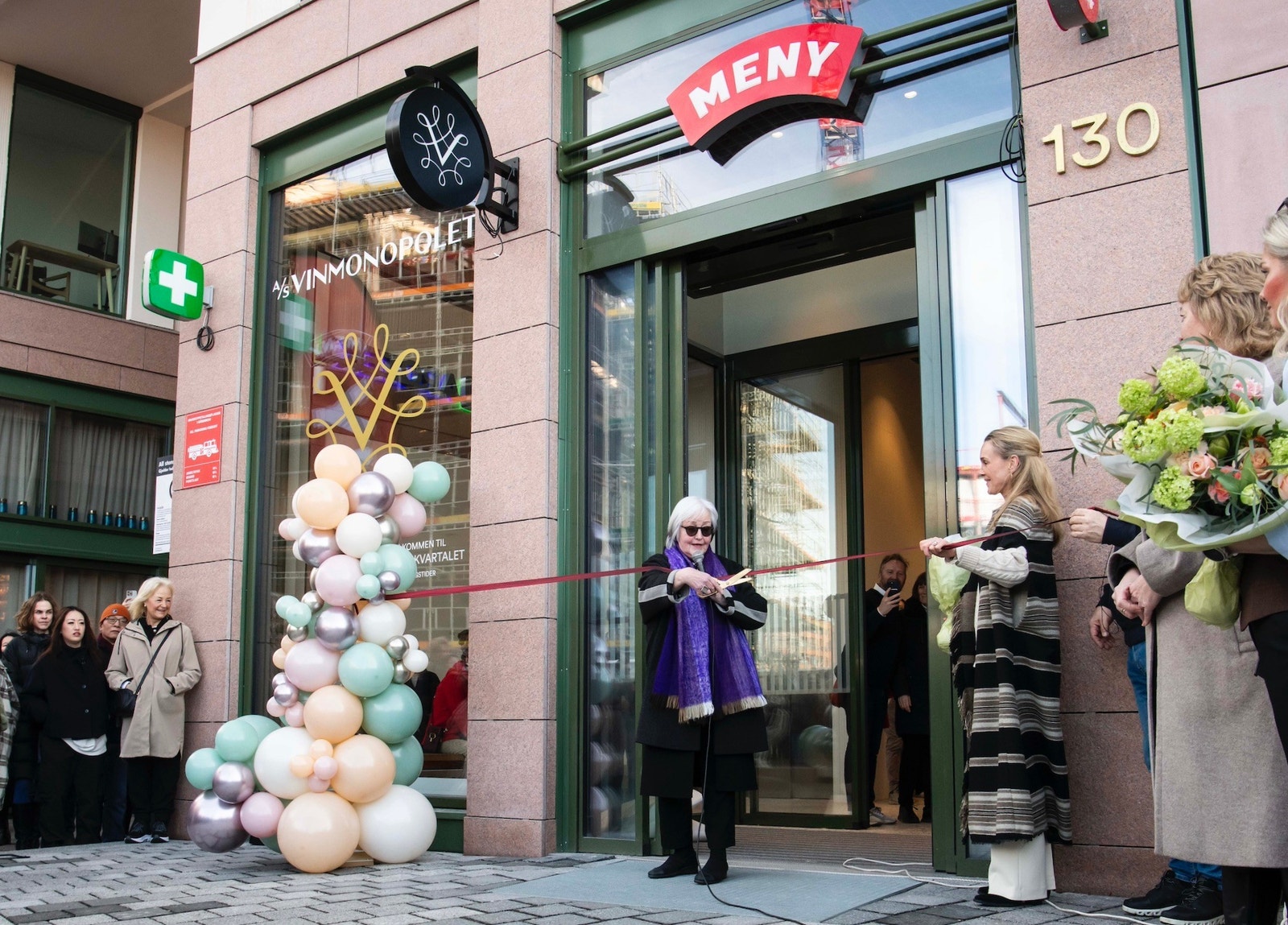 Matbutikker som Meny, Coop, Rema 1000 m.m ligger et steinkast fra leiligheten. Galleribilde