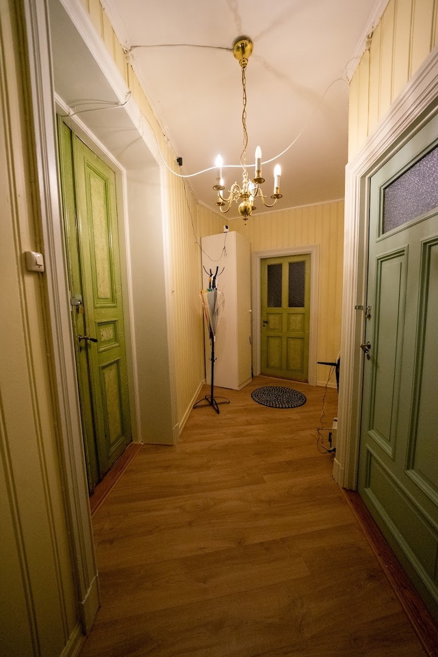 Gangen har enstavs parkett og ble pusset opp i 2024. Galleribilde
