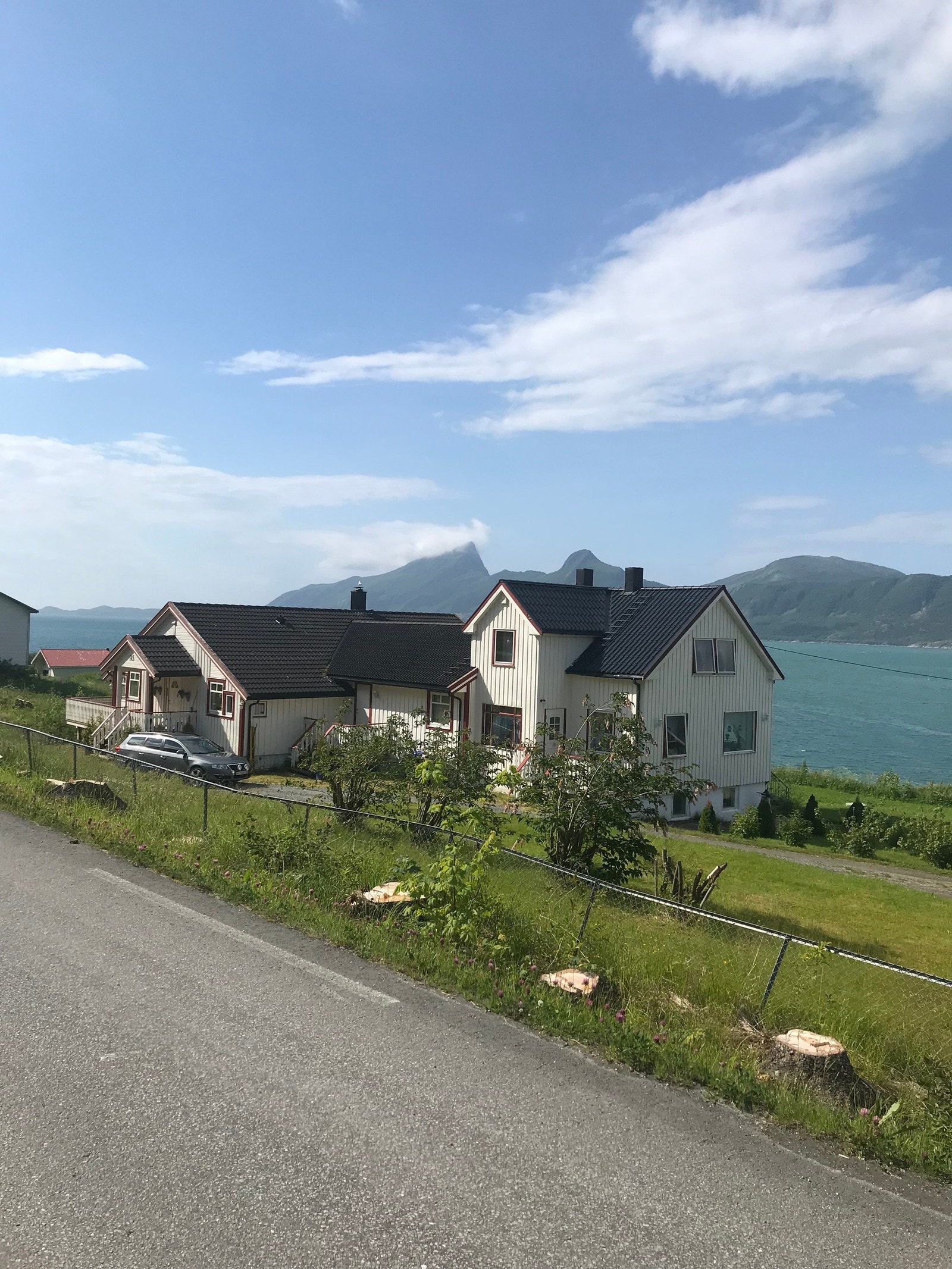 Huset sett ifra veien. Skolebuss stopper like ved Galleribilde