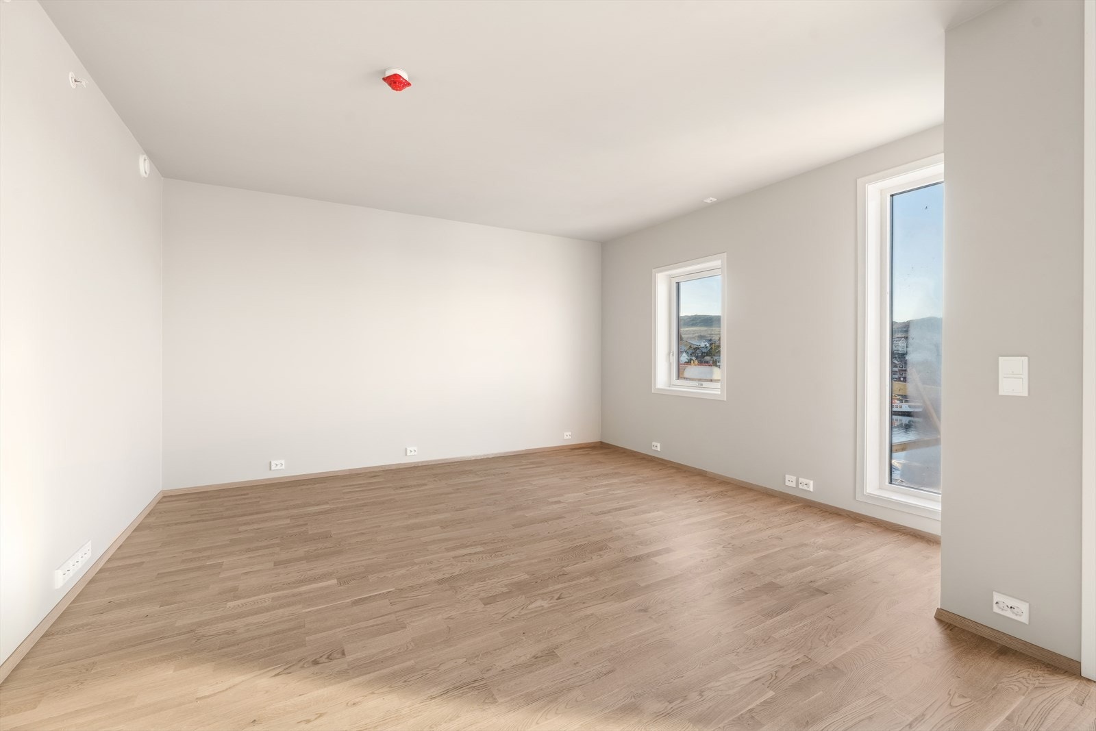 Lys og romslig stue med god plass til en sofa Galleribilde