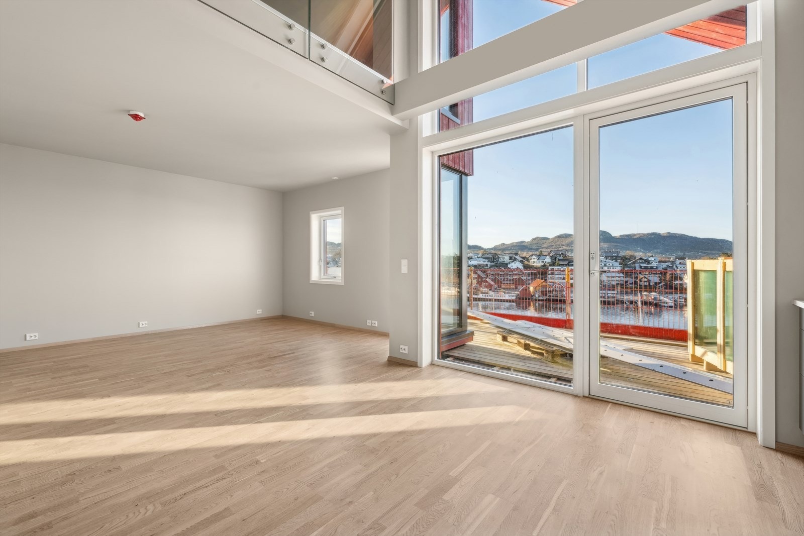 Stuen tilbyr en magisk utsikt med store vinduer som gir deg panoramautsikt over Hommersåk ideelt for både rolige kvelder og storslåtte solnedganger Galleribilde