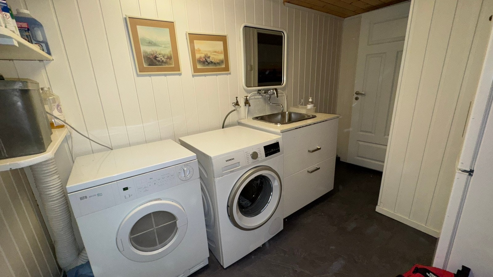 Vaskerom med vaskemaskin og tørketrommel Galleribilde