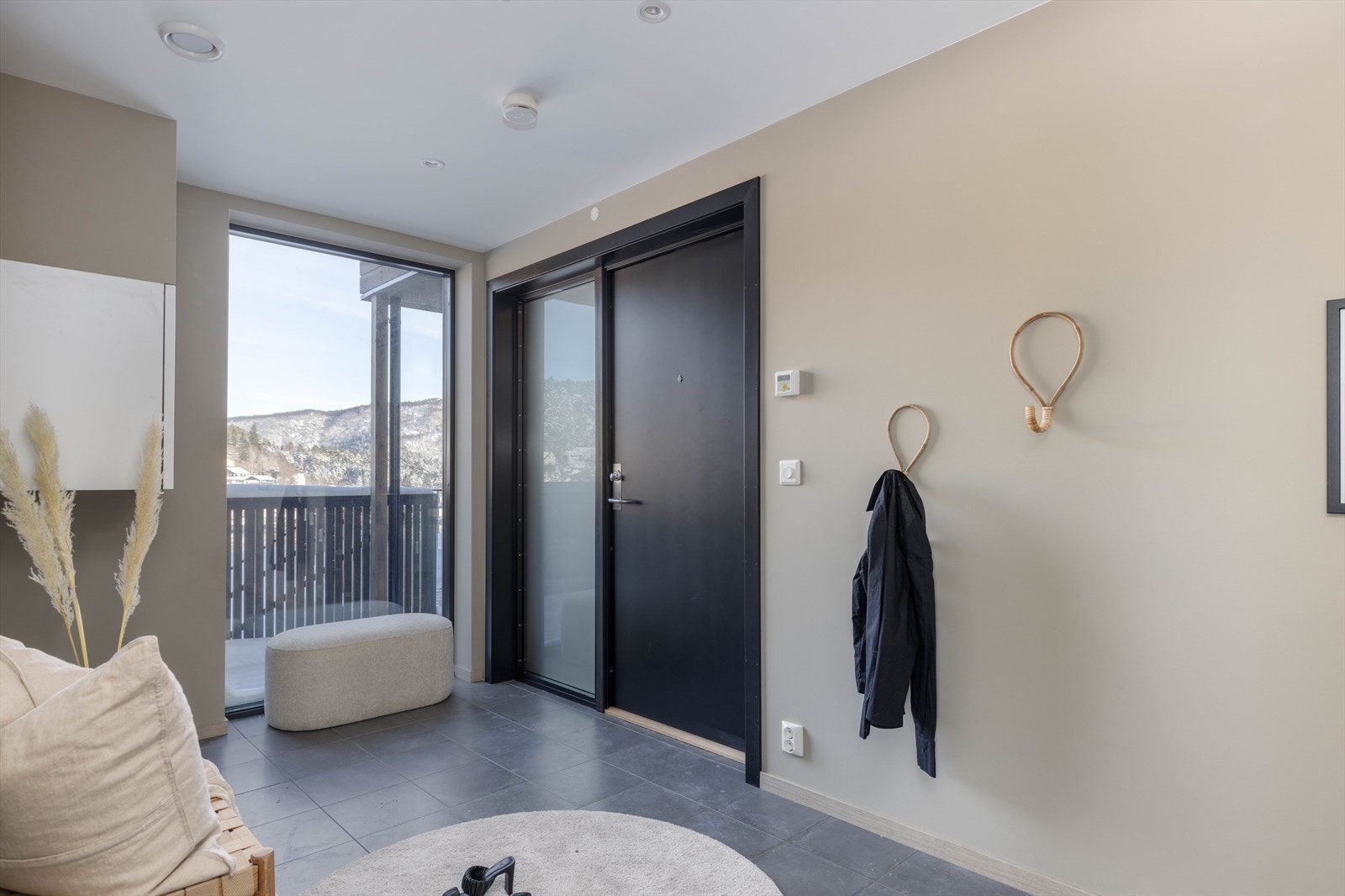 Velkommen inn! Stort og romslig inngangsparti, med fliser pa° gulvet Galleribilde