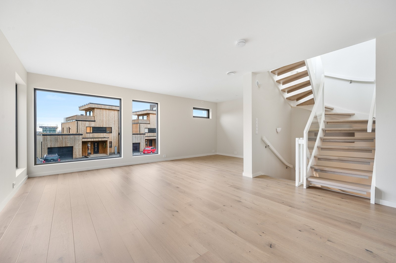 Bildekarusellen som kommer er fra en kundetilpasset bolig med innredet 3. etasje og takterrasse. Galleribilde