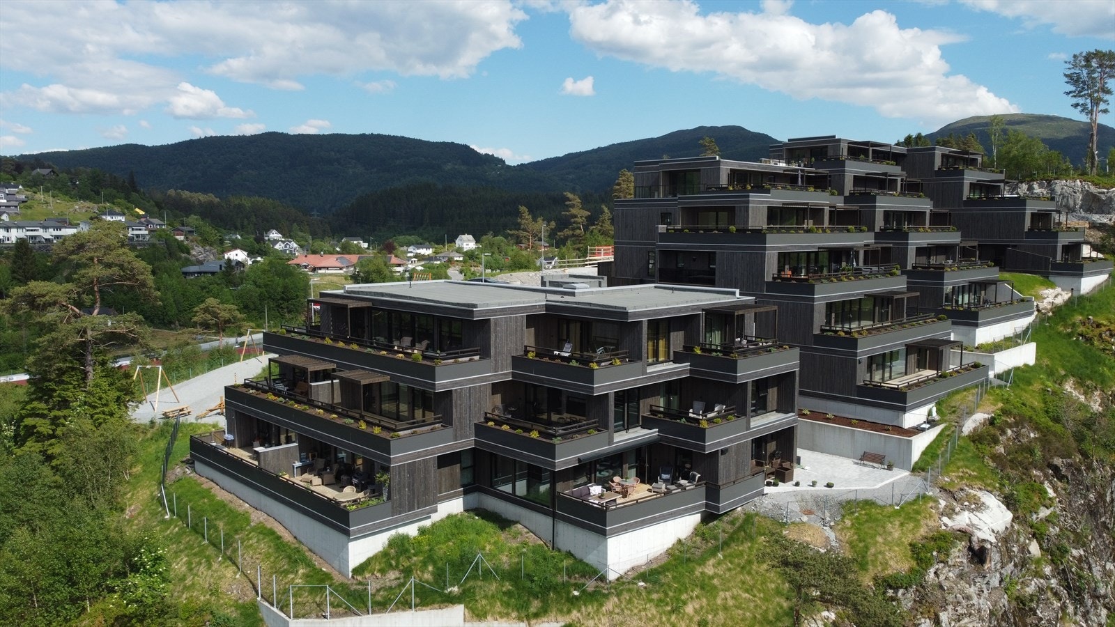 Terrassert bygg som passer godt inn i terrenget Galleribilde
