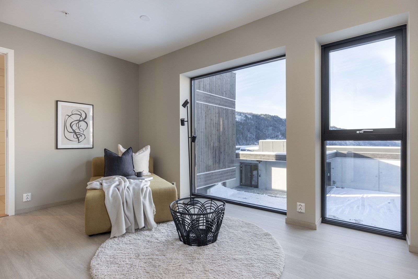 Kjellerstue i leilighetens underetasje. Etasjen er tilrettelagt for a° innredes som en hybel.jpg Galleribilde