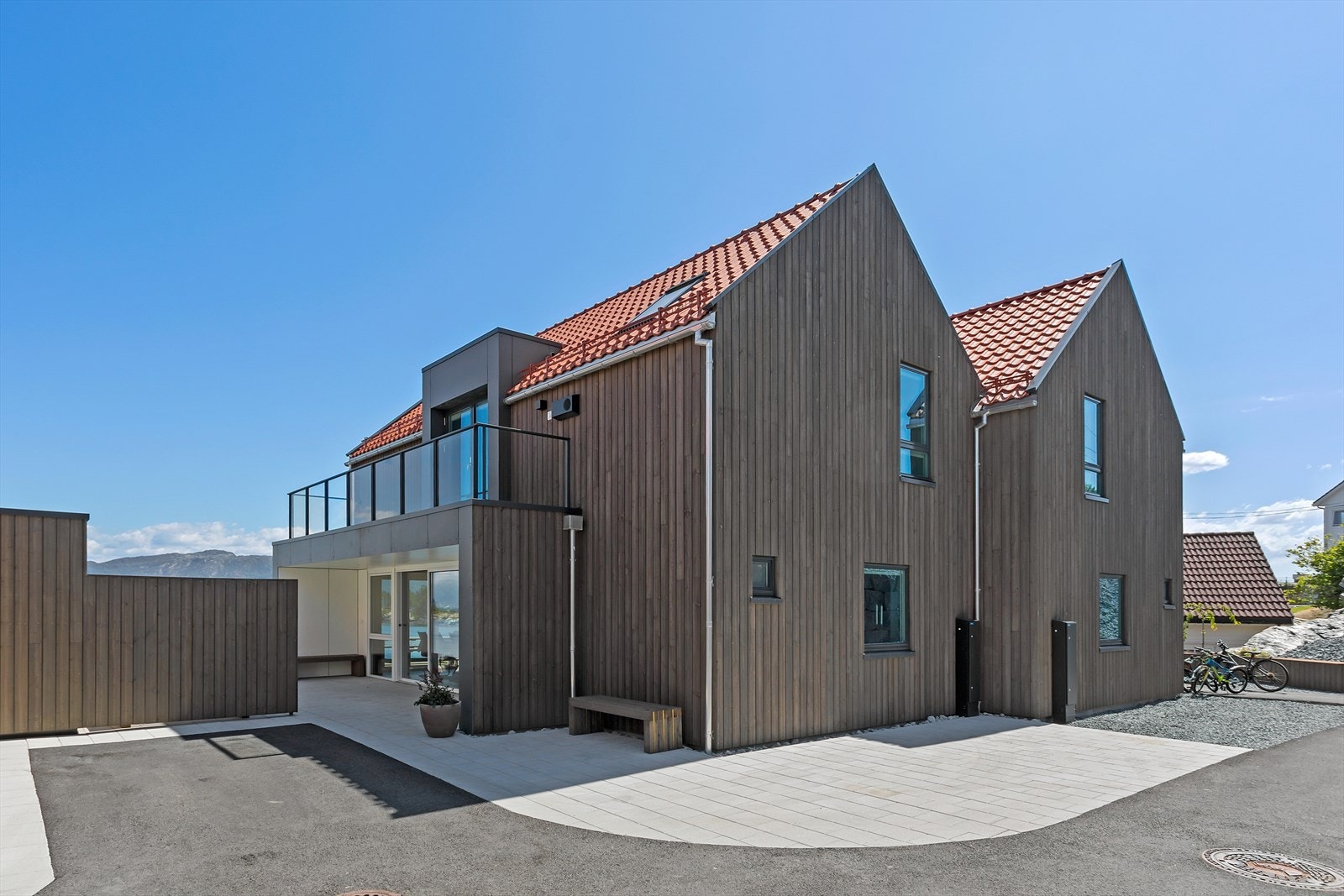 Bildet viser hustype A - bolig nr. 11 og 12. Terrasse i 2. etasje er inkludert i prisen for bolig nr. 11. Galleribilde