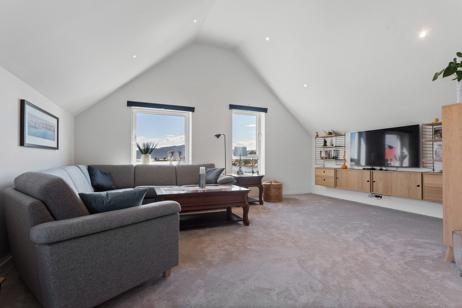 Lignende bolig som nr. 11. Her har eier har valgt loftstue i stedet for to soverom. Galleribilde