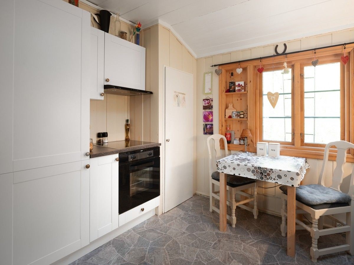 Kjøkken med innebygd stekeovn og kjøleskap. Galleribilde