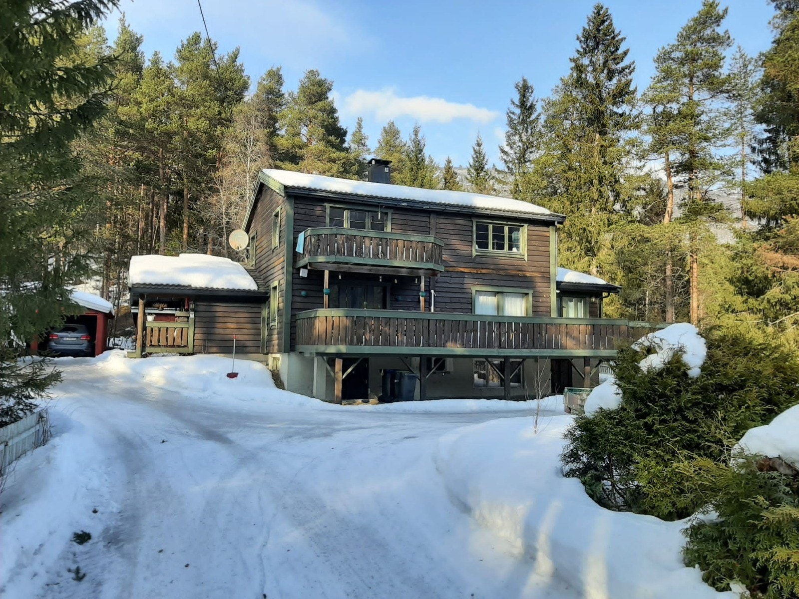 Hus om vinteren Galleribilde