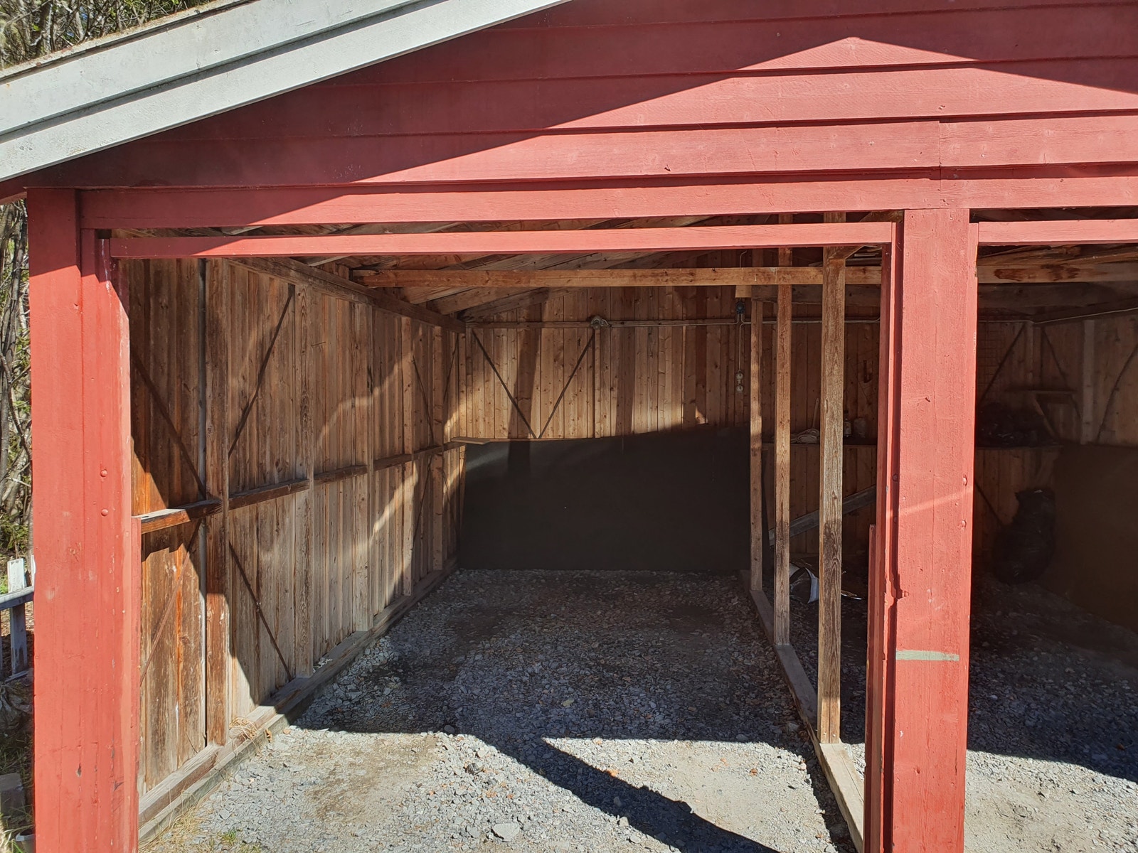 Garasje med parkering for en bil Galleribilde