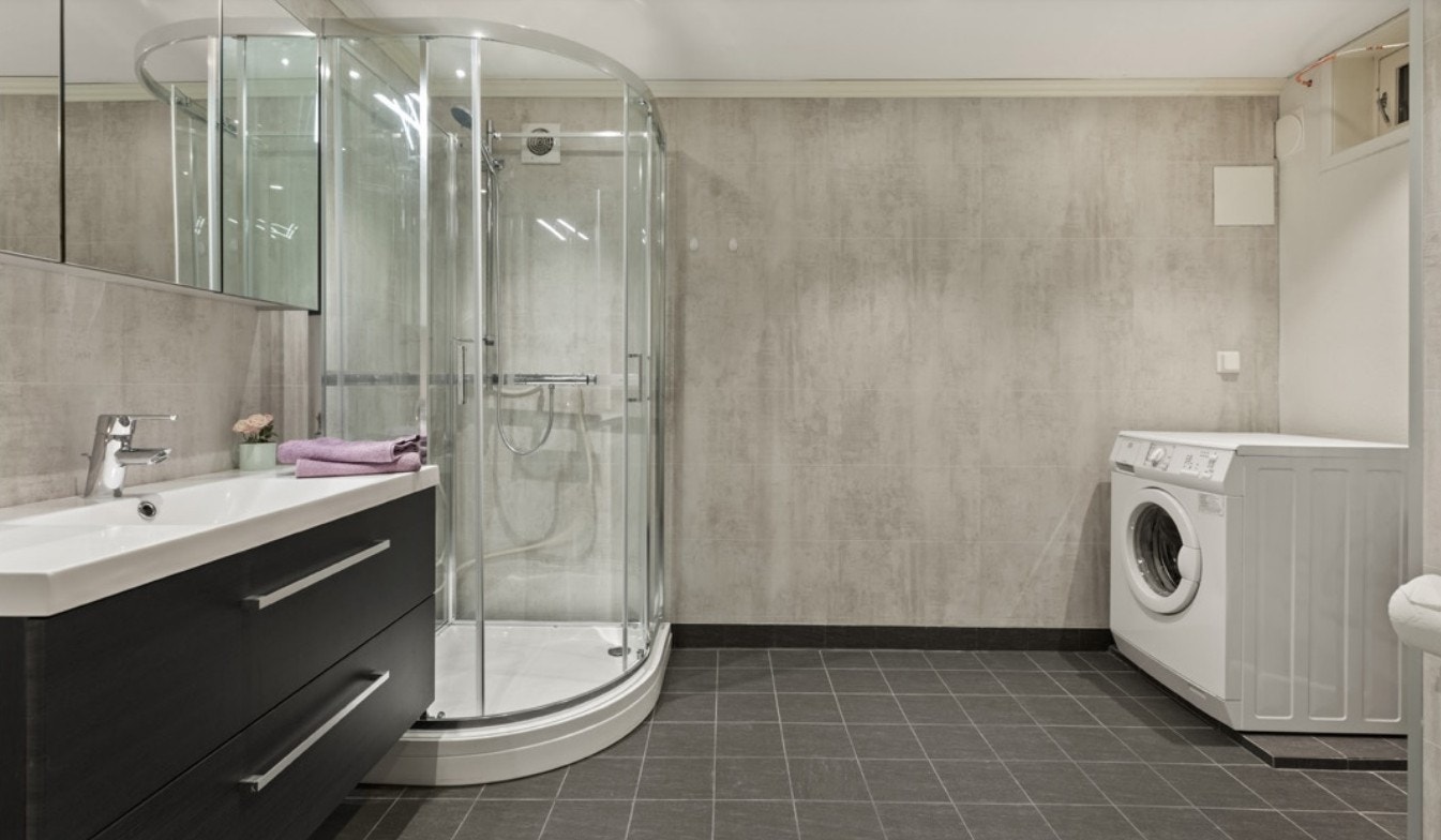 Bad med dusjkabinett og vaskemaskin Galleribilde