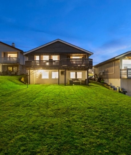 Leiligheten har egen inngang, og tilgang til stor, åpen plen Galleribilde