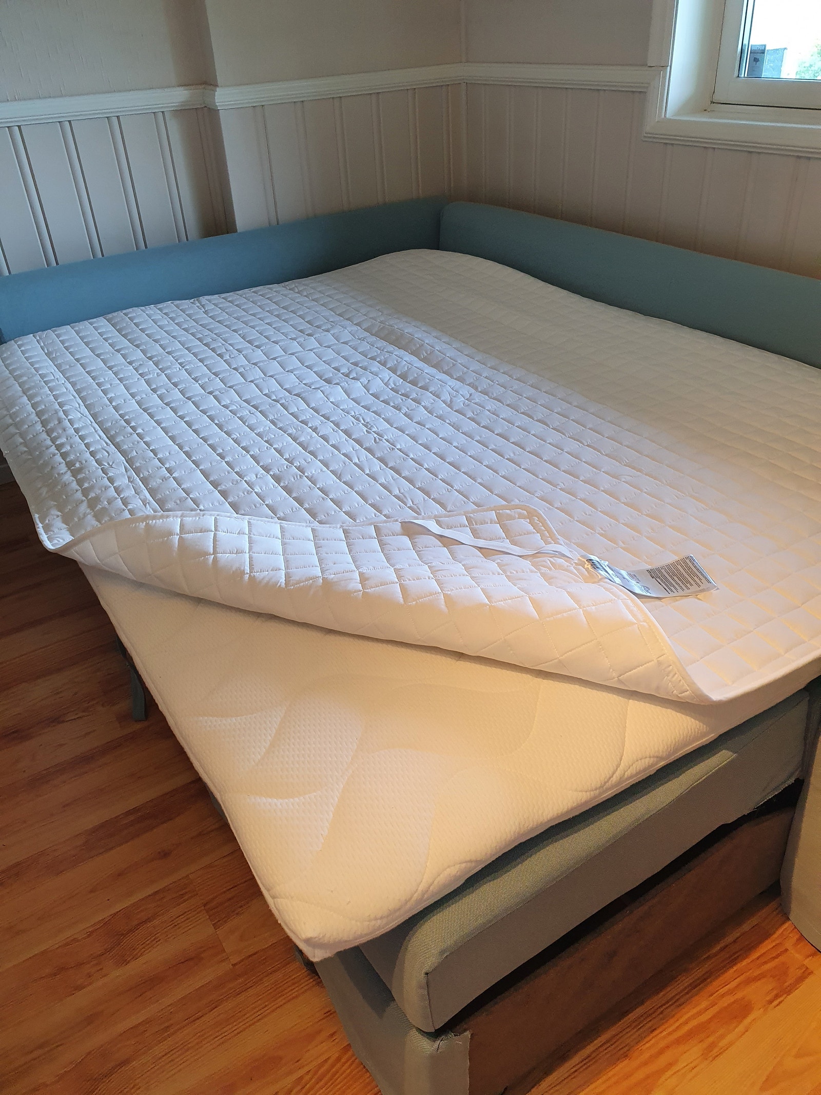 God sovesofa med overmadrass blir en god soveplass for gjester Galleribilde