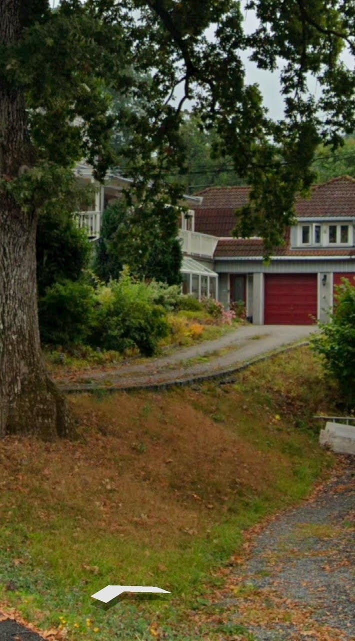 Bolig utvendig/innkjørsel høst. Innkjørsel utenfor leiligheten er det hovedsakelig kun leietaker som bruker. Garasjen brukes som lager av utleier. Utleier har egen innkjørsel og inngang på oversiden av huset. Galleribilde