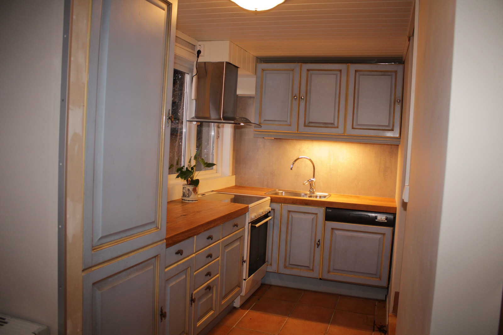 Kjøkkenutstyr inkludert alt du behøver som bestikk, kasserroller, tallerkener etc Galleribilde