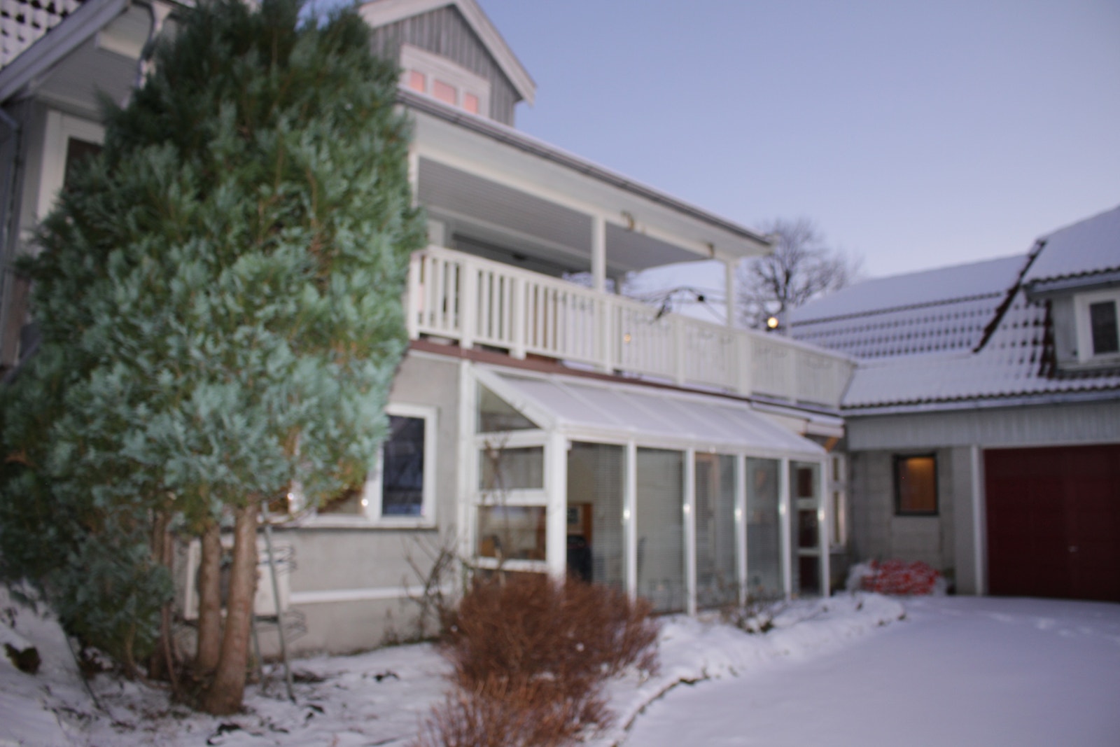 Bolig utvendig
Innkjørsel utenfor leiligheten er det hovedsakelig kun leietaker som bruker. Garasjen brukes som lager av utleier. Utleier har egen innkjørsel og inngang på oversiden av huset. Galleribilde