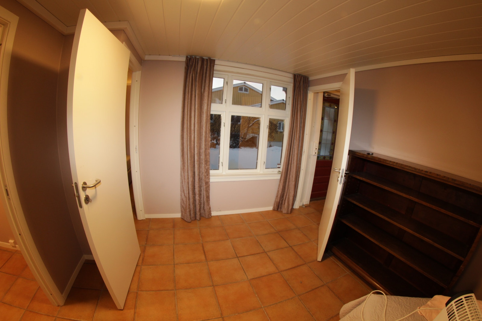 Soverom 1 - 120 cm seng medfølger - Det er nå montert panelovn på begge soverommene Galleribilde