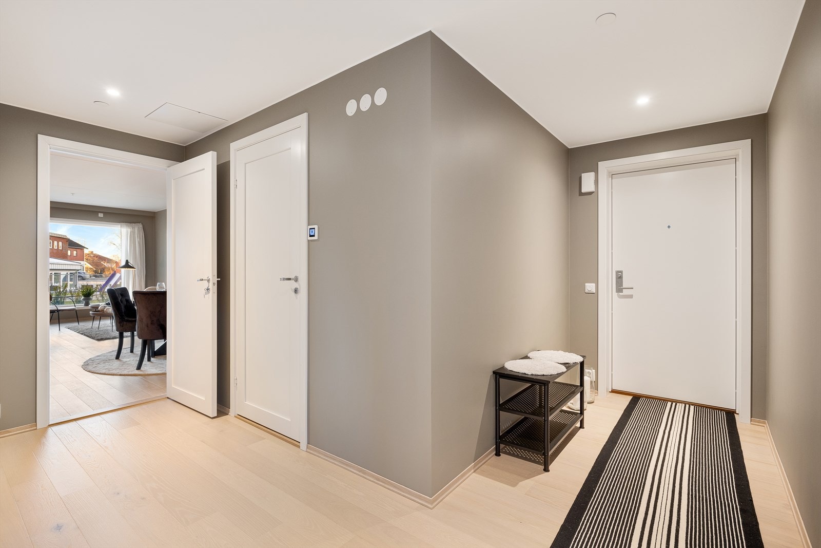 En romslig entrè/gang ønsker deg velkommen Galleribilde