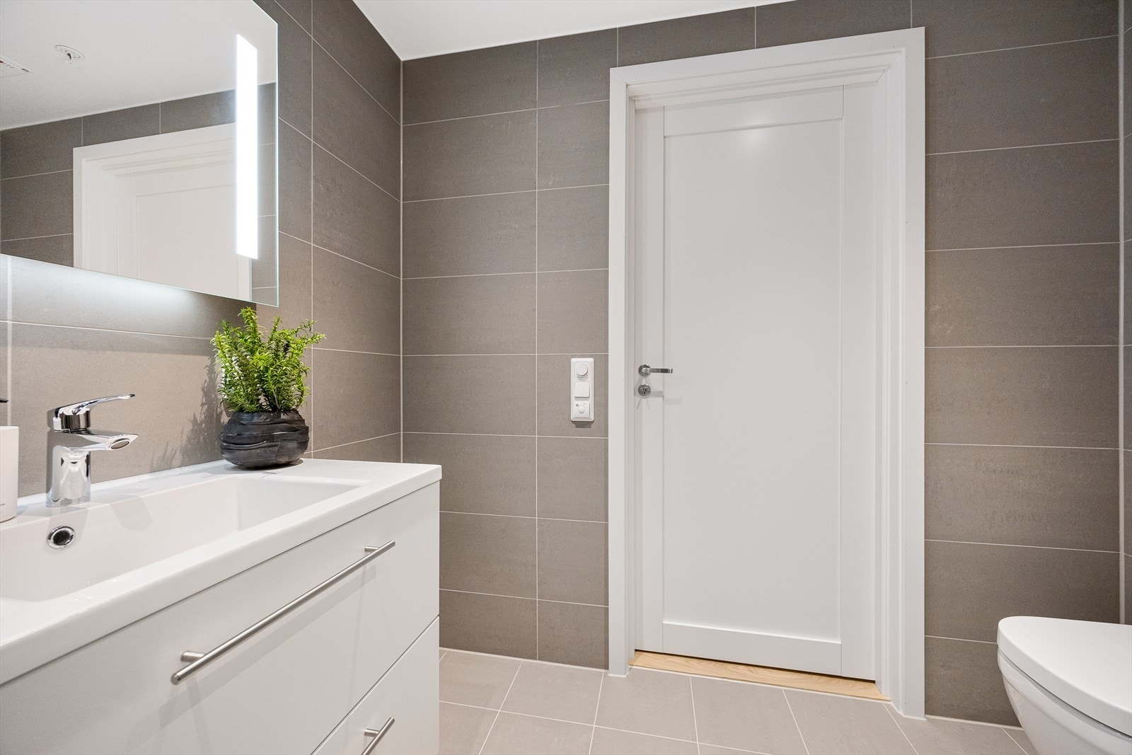 Pen innredning med skuffer og speil med integrert lys Galleribilde