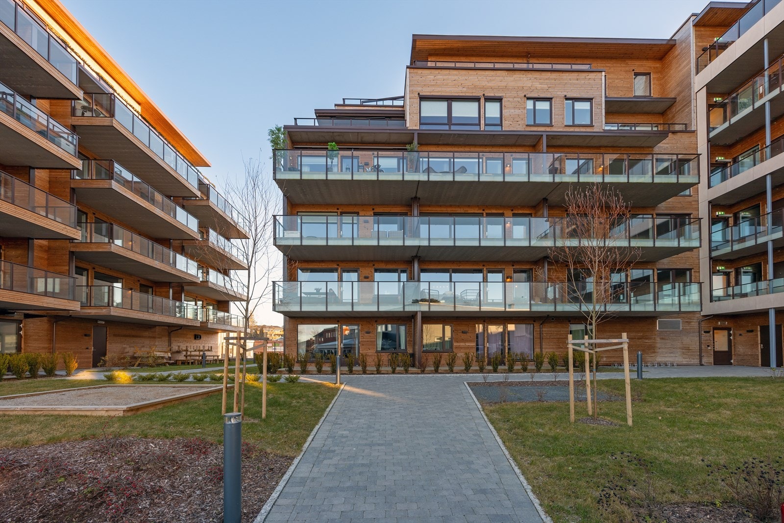 Leiligheten vender inn mot en rolig og pent opparbeidet bakgård Galleribilde