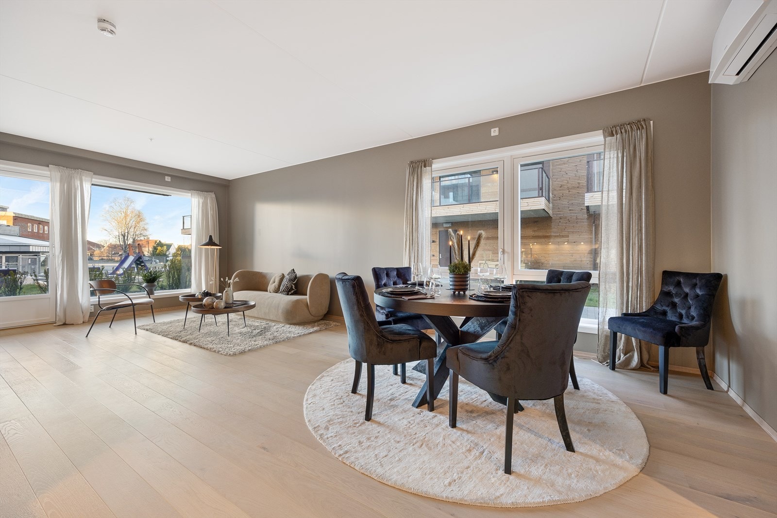 Stuen har god plass til både spisestue og sofagruppe Galleribilde