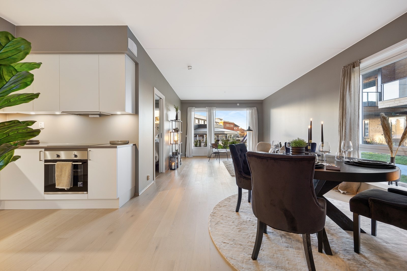 Rommet har godt med vindusflater som sørger for bra med dagslys Galleribilde