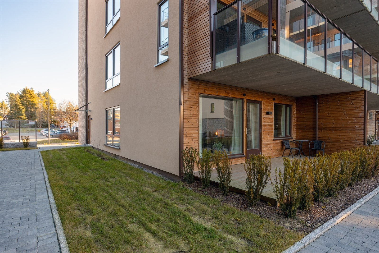 Praktisk beliggende i 1. etasje med egen inngang fra bakkeplan, samt kort gangavstand til butikker og servicetilbud Galleribilde