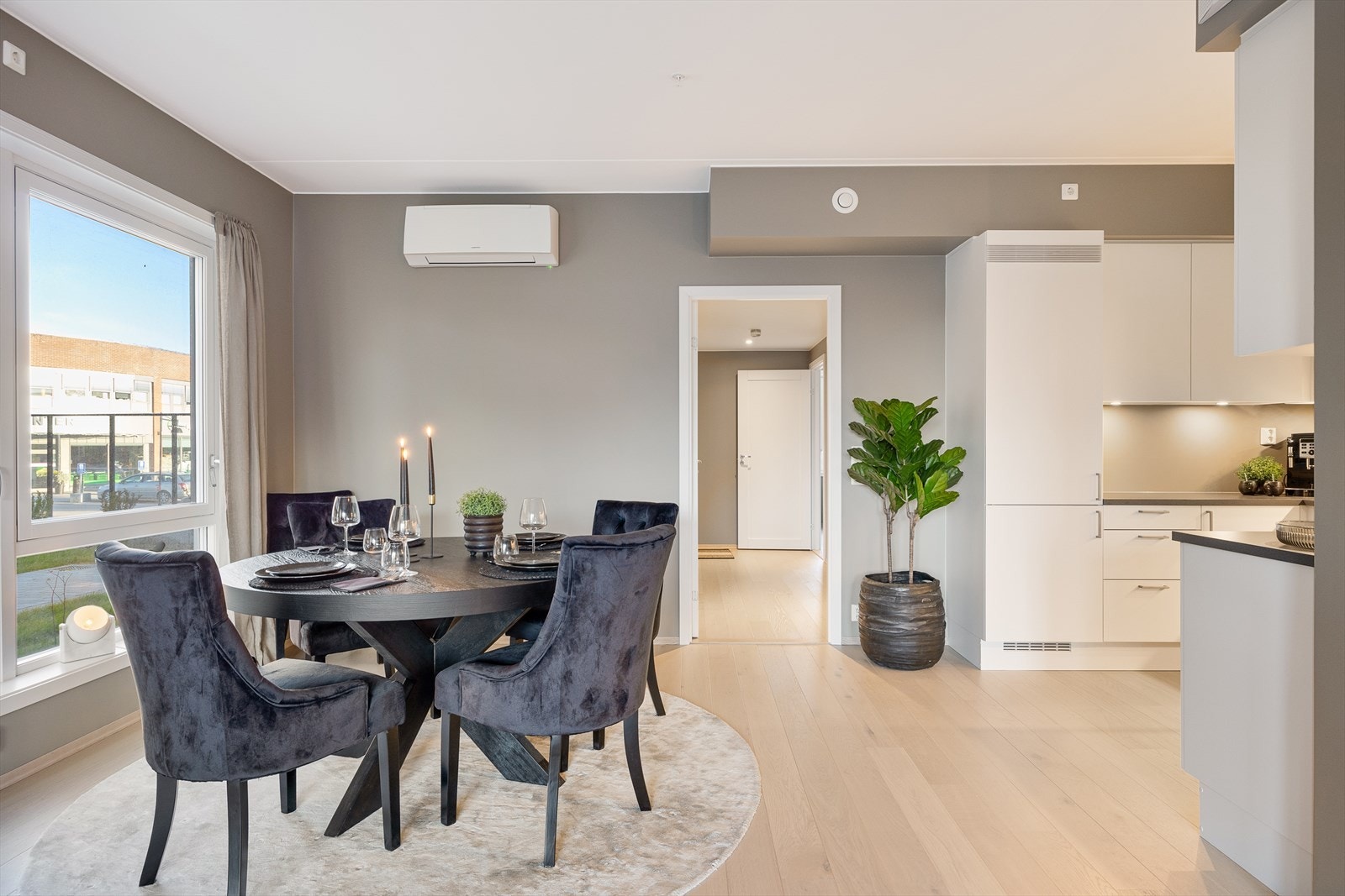 Spisestuen plasseres praktisk i tilknytning til kjøkkendelen Galleribilde