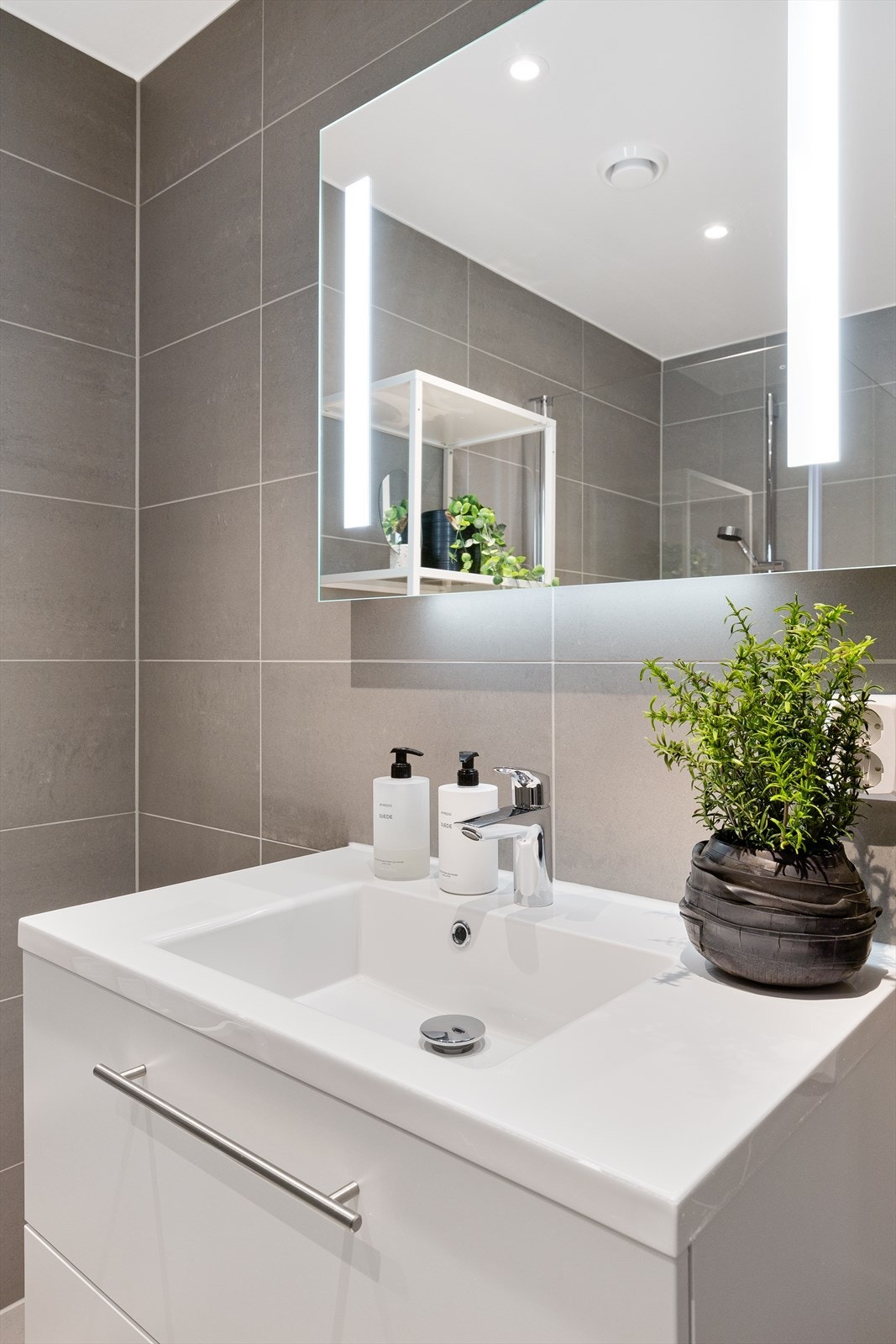 Det er avsatt plass og opplegg for vaskemaskin og tørketrommel i vaskesøyle i baderom Galleribilde