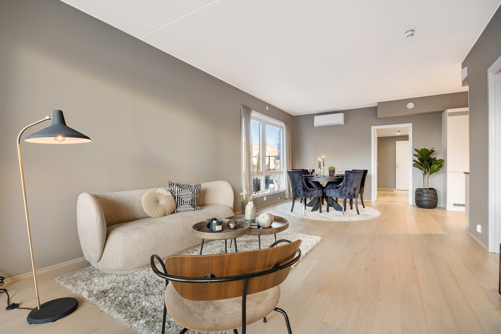 En viftekonvektor på veggen sørger for jevn og god varme Galleribilde