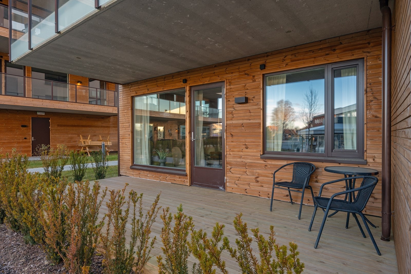 Utenfor stuen er det en romslig markterrasse på ca. 15,5 kvm Galleribilde