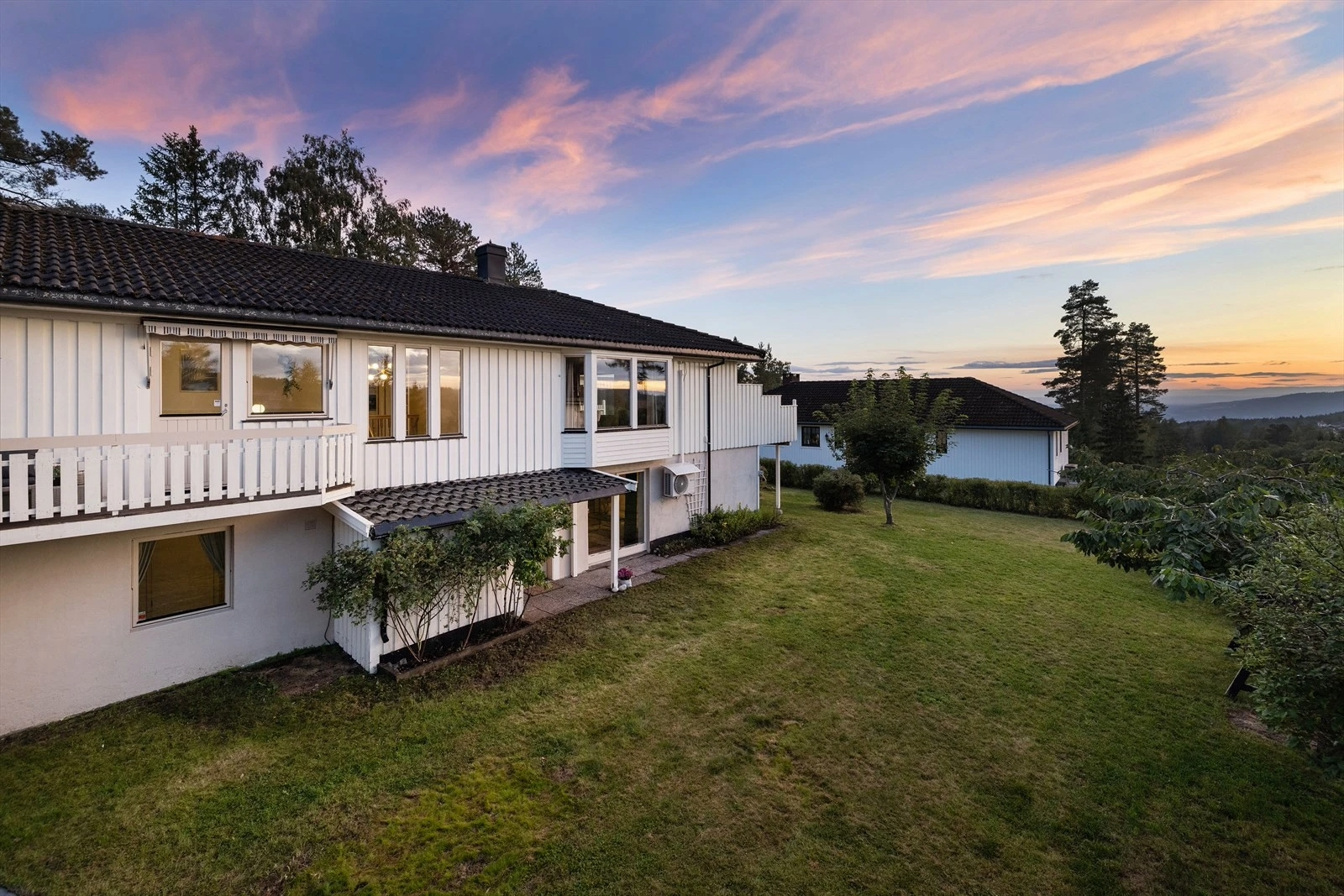 stor å fin hage plass til hele familien Galleribilde