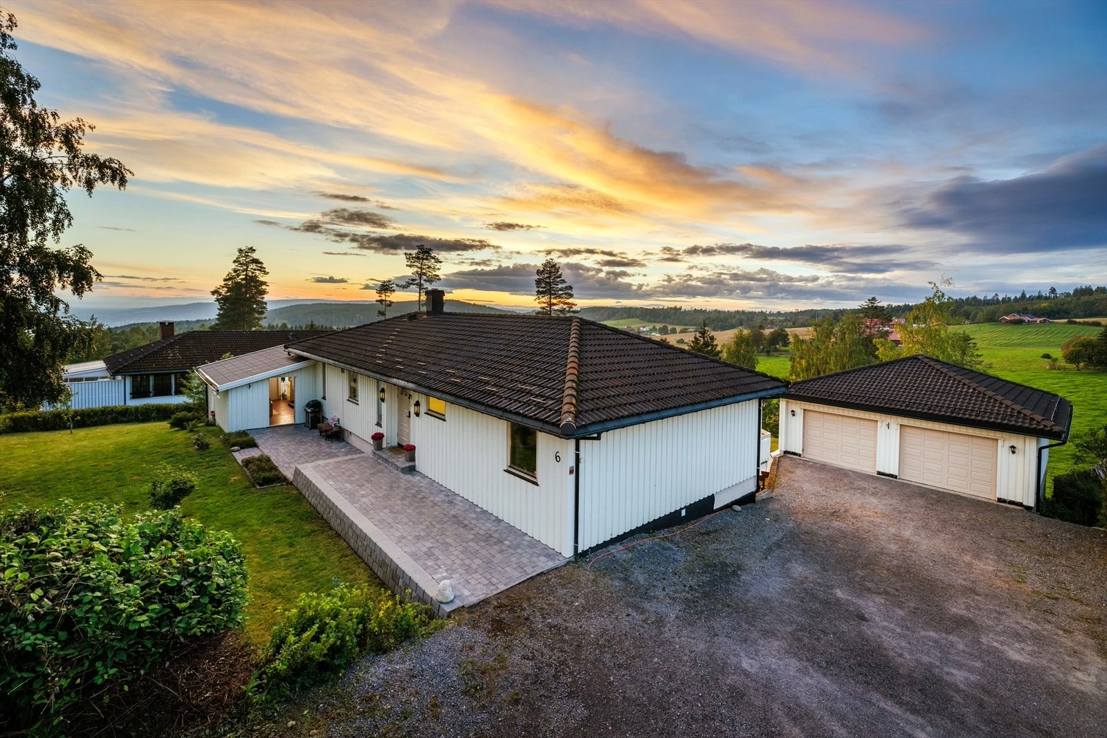 Eiendommen har en flott beliggenhet øverst på feltet. Galleribilde