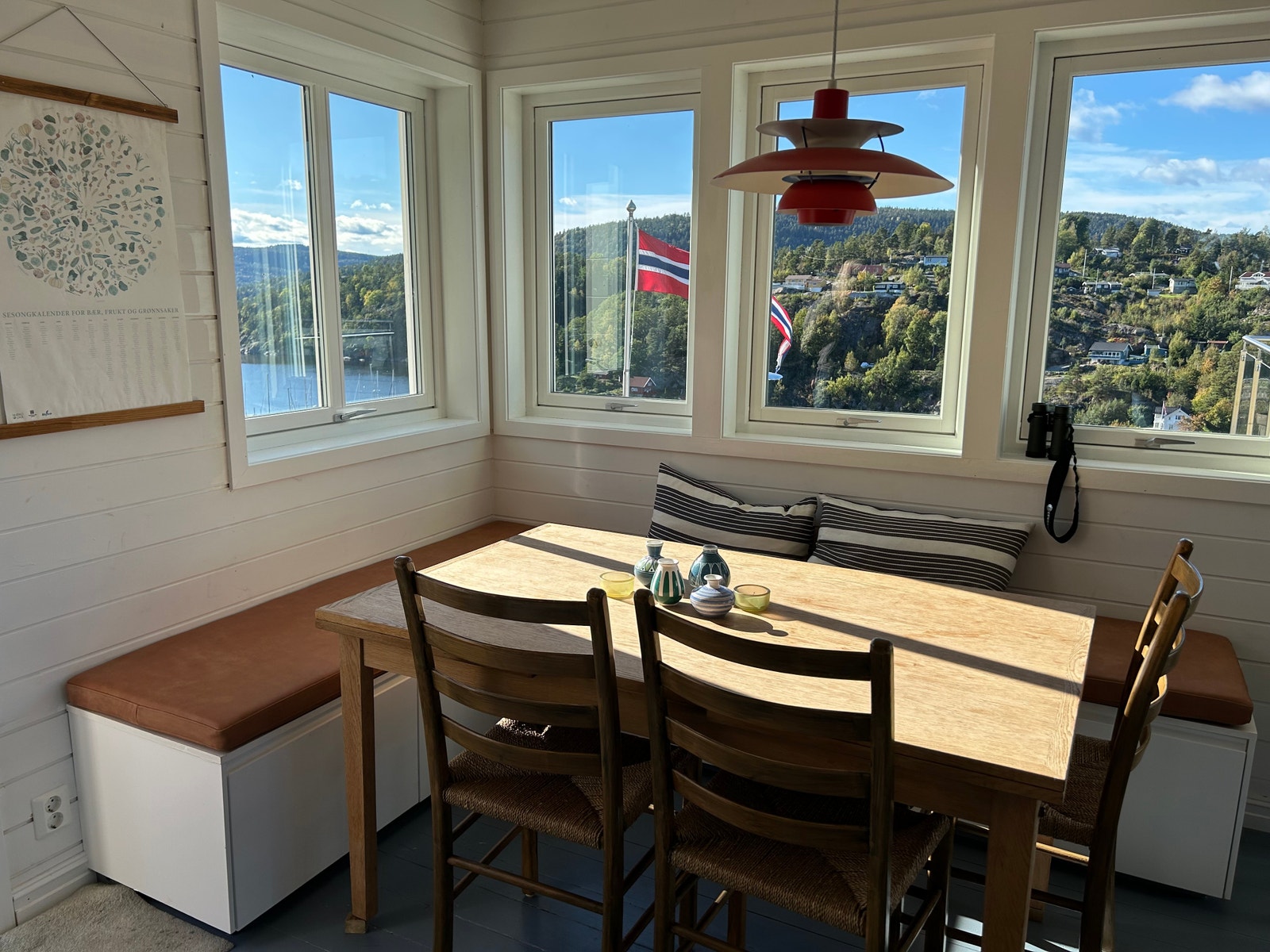 Koselig spiseplass ved vinduene Galleribilde